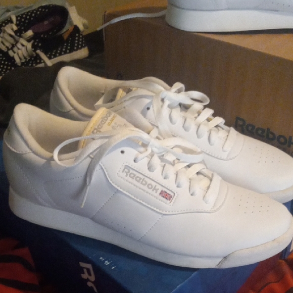 NIB Wom 9 Reebok Princess Low Top Sneakers - Picture 1 of 8